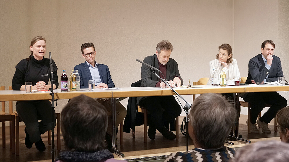 01 asyldebatte podium engen 11 03 26 © dieter heise