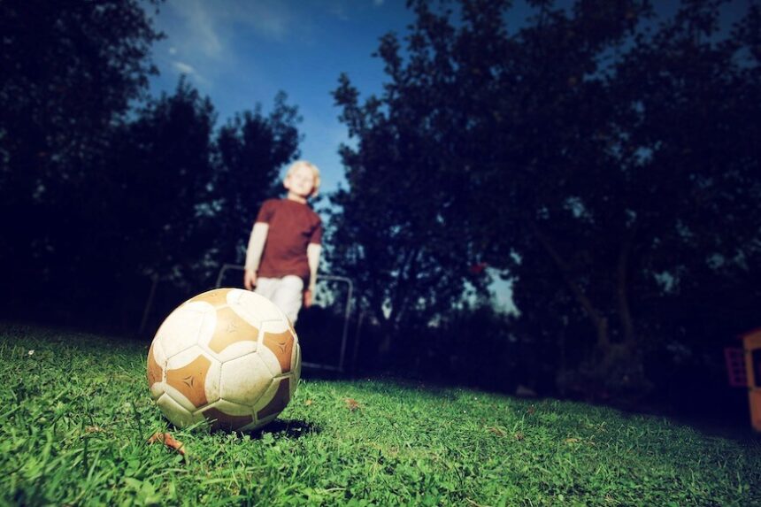 Kind mit Fußball