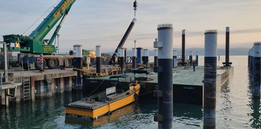 Ein Ponton wird den 90 Tonnen schweren Bagger samt Bohrgerät bei den Bauarbeiten im Fährehafen Meersburg tragen. Foto: Stadtwerke Konstanz