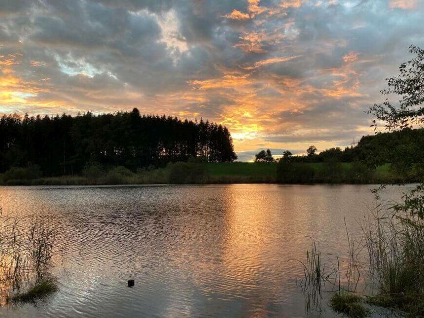 Elitzer See mit feurigem Himmel, aufgenommen von Tobias Kröll