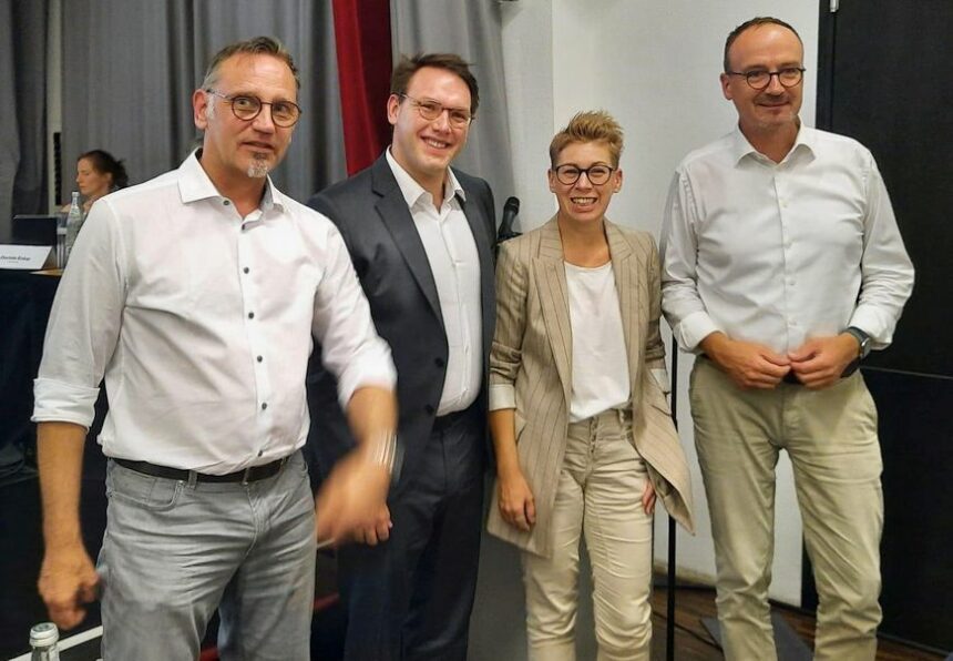 BM Andreas Osner, Dirigent Gabriel Venzago, die damalige Intendantin Insa Pijanka, OB Uli Burchardt (c) Südwestdeutsche Philharmonie