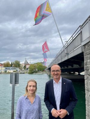 Inter Inclusive Pride Flagge auf der Alten Rheinbrücke, Lea Rittsteiger von der städtischen Chancengleichheitsstelle und OB Uli Burchardt am 22.09.2023 (c) Stadt Konstanz