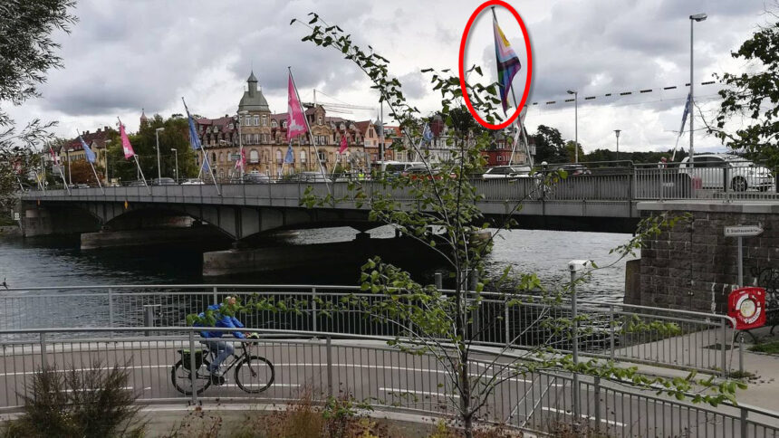 Inter Inclusive Pride Flagge auf der Alten Rheinbrücke am 23.09.2023 © Harald Borges