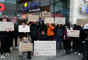 Cinestar Konstanz Warnstreik Belegschaft1 2022 12 (c)pitwuhrer