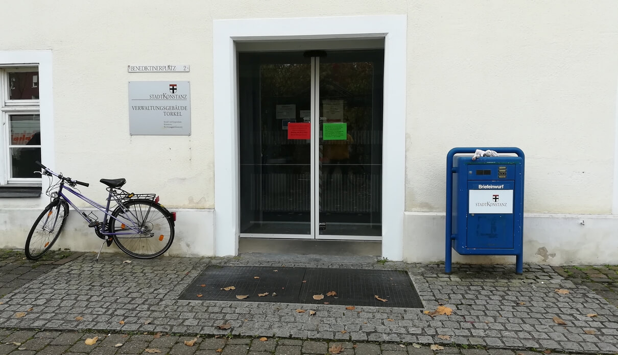 Stadt Konstanz, Verwaltungsgebäude Torkel, Benediktinerplatz, Briefeinwurf, Briefkasten, Fahrrad, 1.11.2023 © Harald Borges