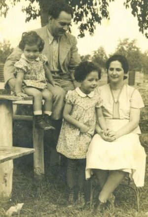 Ehepaar Bloch mit den Töchtern Eva (li.) und Elisabeth, ca. 1937 © Privat