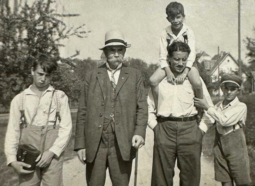 Martin Venedey (1860–1934) mit seinen Söhnen Hermann (1904-1980), Jakob (1915-1996), Gustav (1916-1981) und Michael (1920–2006) 1928 in Oberweiler © Privat