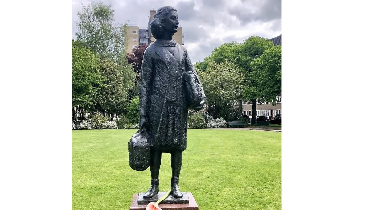 Anne-Frank-Statue auf dem Merwedeplein in Amsterdam