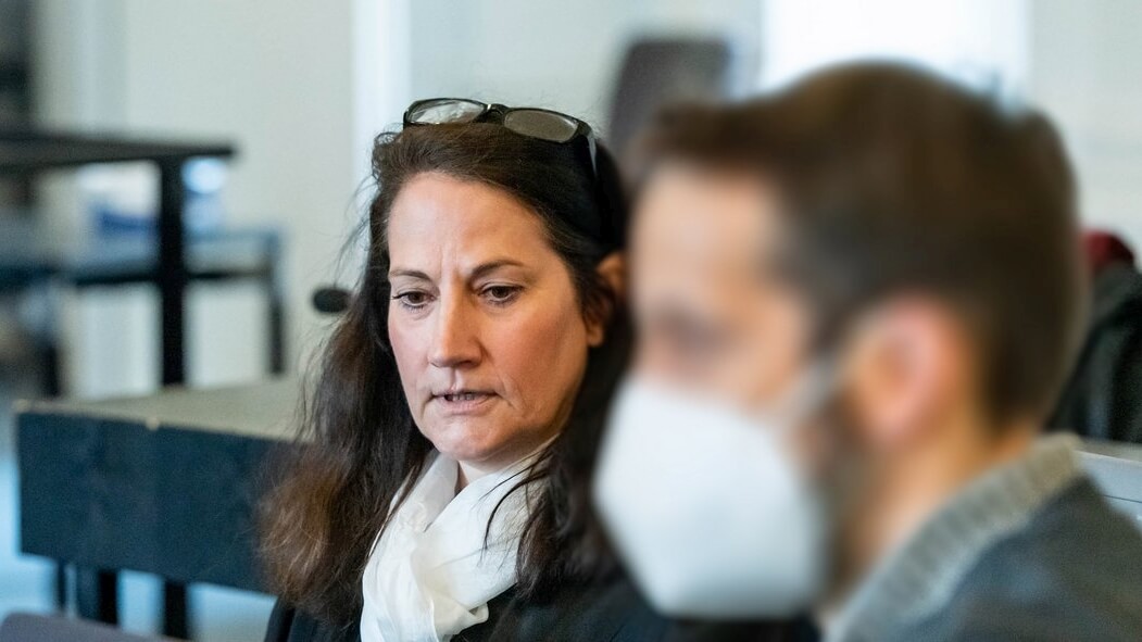 Rechtsanwältin Angela Furmaniak mit ihrem Mandanten Fabian Kienert vor dem Landgericht Karlsruhe. Foto: Jens Volle