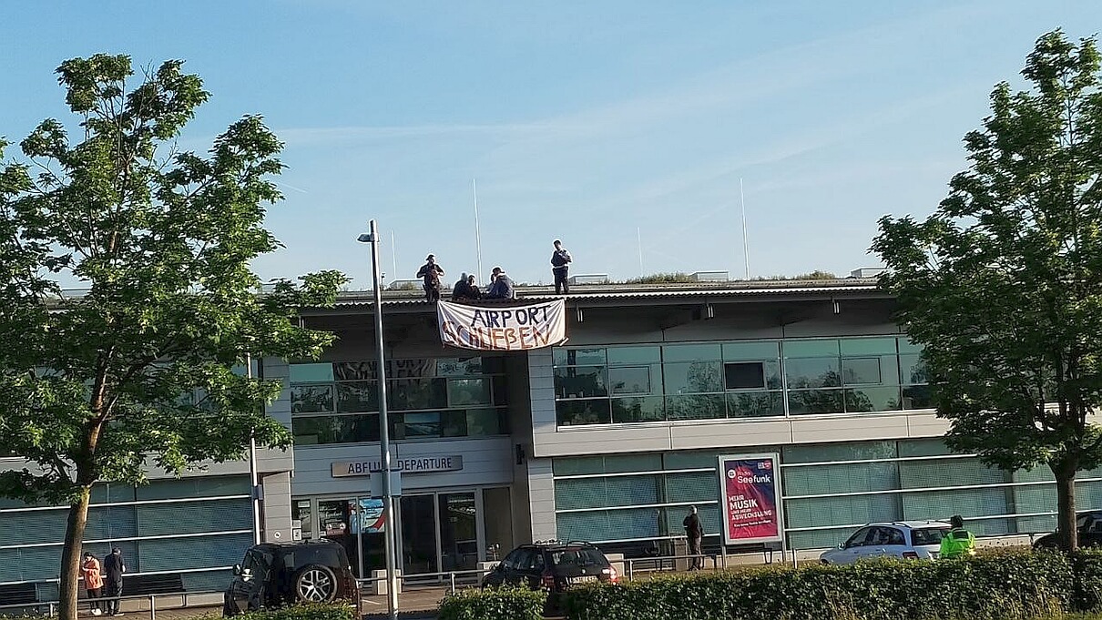 Flughafenprotest Friedrichshafen Bodensee Airport 2024 05 11 E © Baumbesetzung.ravensburg@gmail.com