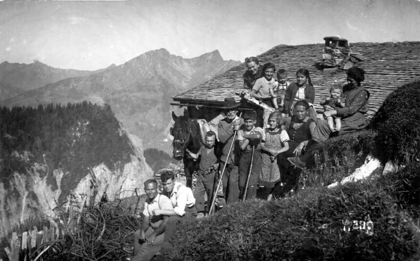 Familie Burtscher auf der Alpe Wang, Gemeinde Sonntag im Großen Walsertal, 1939, Foto in Familienbesitz