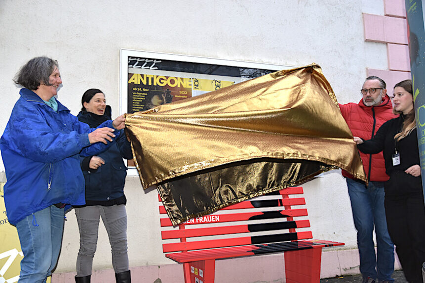 Rote Bank am Theater Konstanz. Im Bild - von links nach rechts: Claudia Nicolay und Waltraud Weber („frauen helfen frauen in not e.V.“), Kulturbürgermeister Dr. Andreas Osner und Marie Knop (Theater Konstanz).