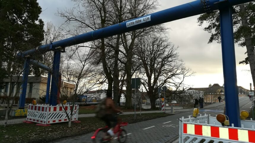 Seerhein-Promenade, Herosé-Park, Abwasserleitung, Fahrradbrücke am 20.12.2023 © Harald Borges