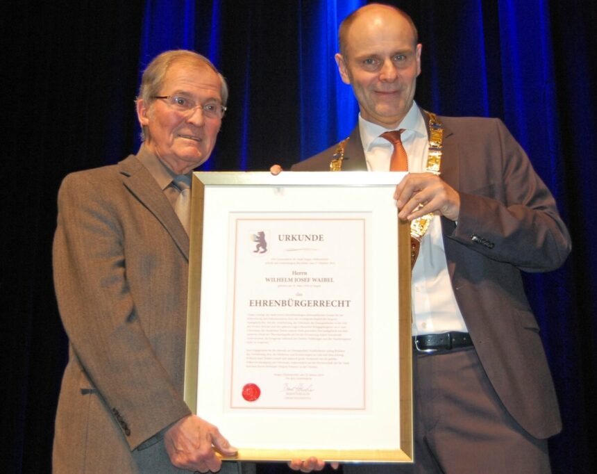 Verleihung des Ehrenbürgerrechts an Wilhelm Josef Waibel (links) 2016 © Stadt Singen