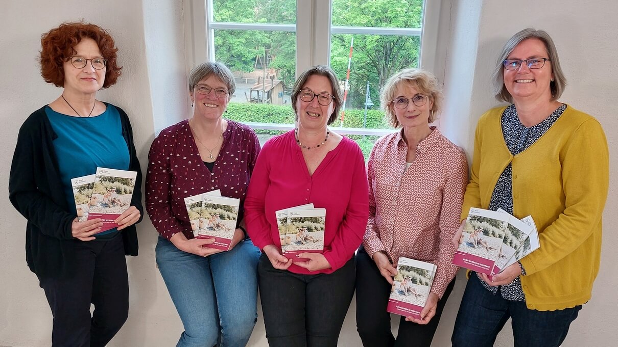 Mit der 14. Auflage des „Wegweiser für Senioren“ haben Marianne Stumpf, Maike Schäberle, Claudia Richter, Petra Böhrer und Marion Götz (von links) wieder einen kompakten Ratgeber zusammengestellt © Stadt Konstanz