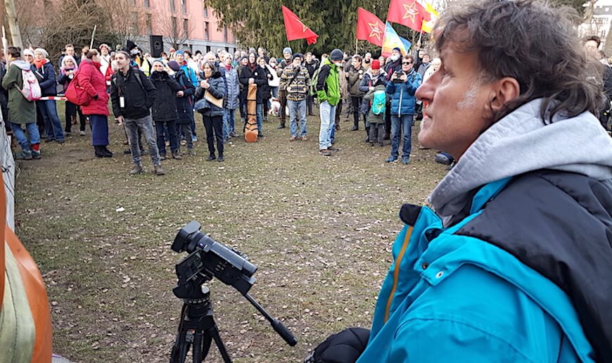 Die Aufnahme zeigt Gerry Mayr bei einer Querdenkerdemo. Bild: H. Reile