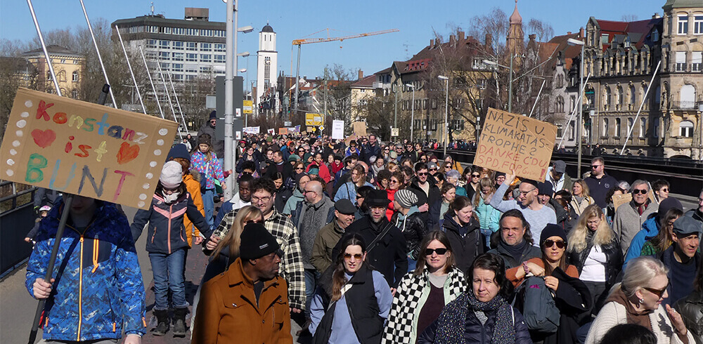 Brandmauer Demo Konstanz Rheinbrücke 24 02.25 © Pit Wuhrer