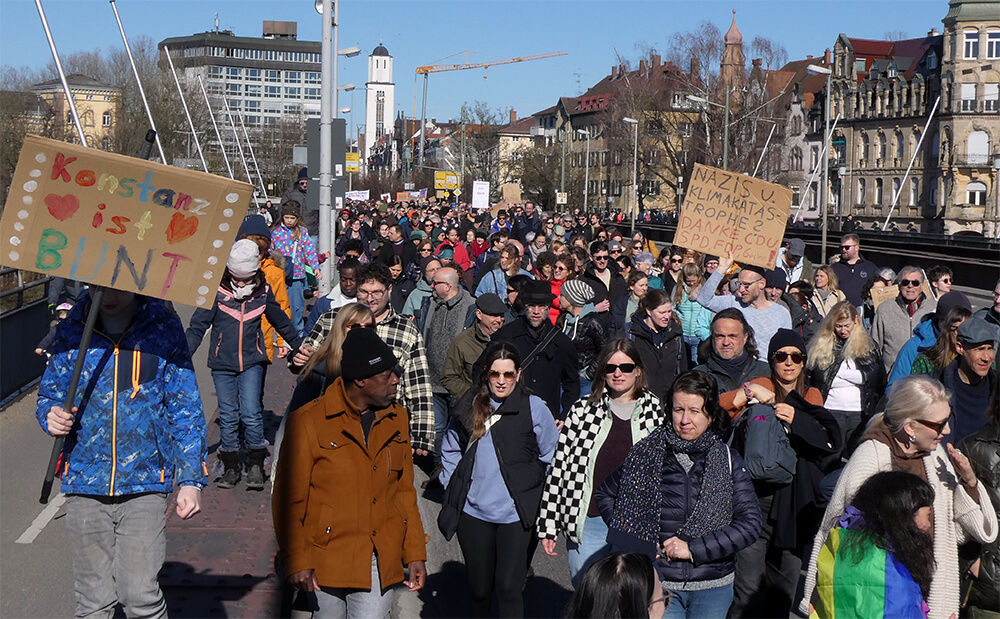 Demo „Wir sind die Brandmauer“ auf der Konstanzer Rheinbrücke am 25.02.2024 © Pit Wuhrer