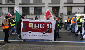 Fff Verdi Klimastreik 24 03 01 Stadtwerke Transparent © Pit Wuhrer