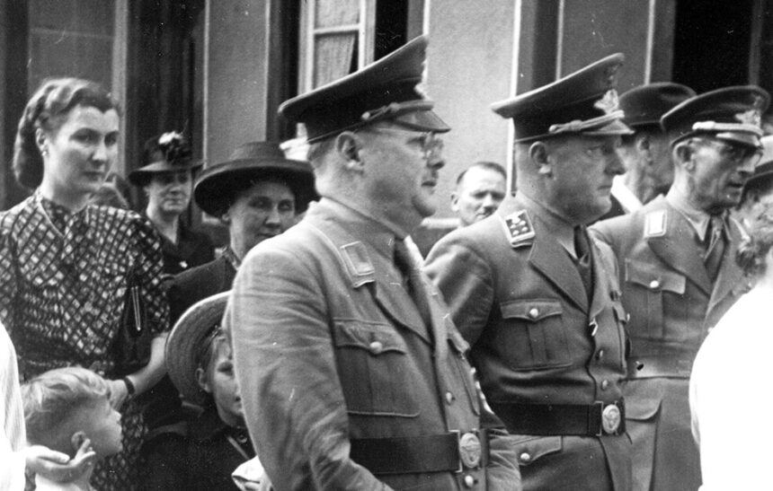 August Kratt (Bildmitte) während der NS-Zeit (rechts daneben NSDAP-Ortsgruppenleiter Otto Gräble) © Stadtarchiv Radolfzell