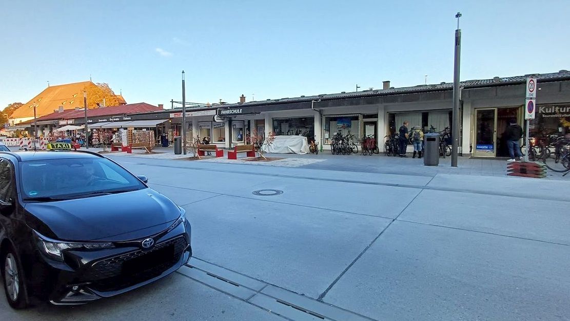 Bahnhofplatz, ladenzeile 2025 10 16 01 © harald borges