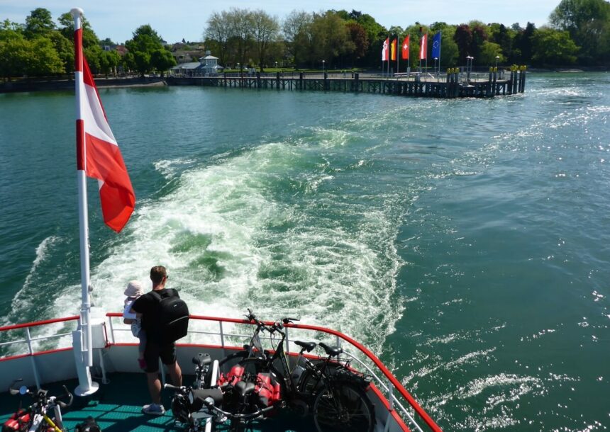 Die Wellen und Schraubenturbulenzen großer Fahrgastschiffe können laut Forschungsbericht erheblich zur Sedimenterosion in der Flachwasserzone von Seen beitragen. Das Foto zeigt das Motorschiff Austria, ausgestattet mit 2 Voith-Schneider-Antrieben von zusammen 1.492 PS (1.097 kW), beim Verlassen des Anlegestegs in Kressbronn a. Bodensee © W. Ostendorp