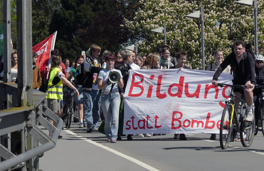 Bildungsstreik1 demo rheinbrücke 2025 04 30 © pit wuhrer