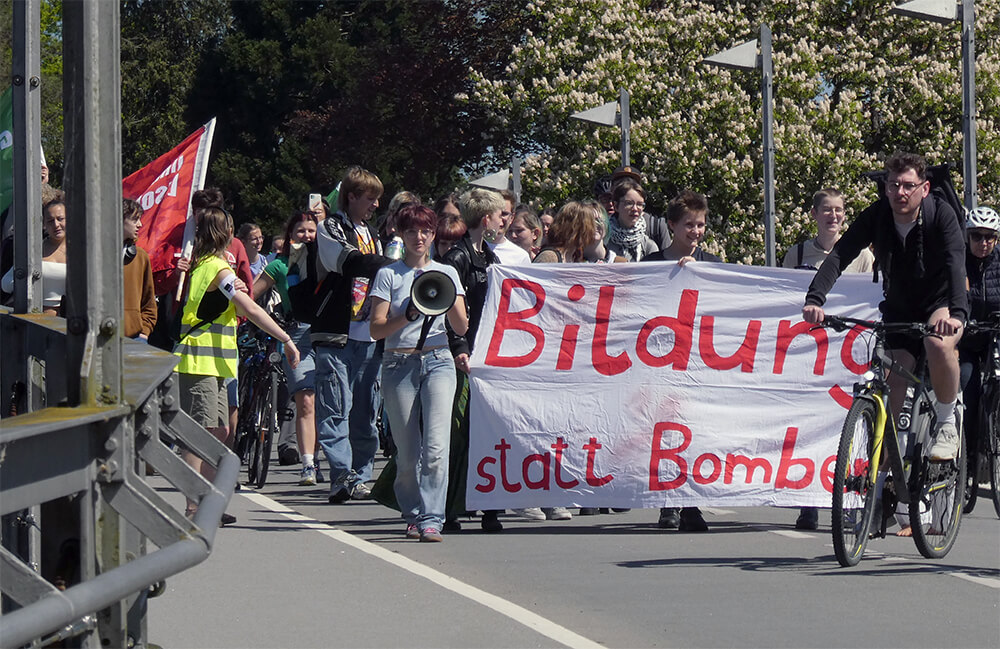 Bildungsstreik1 demo rheinbrücke 2025 04 30 © pit wuhrer