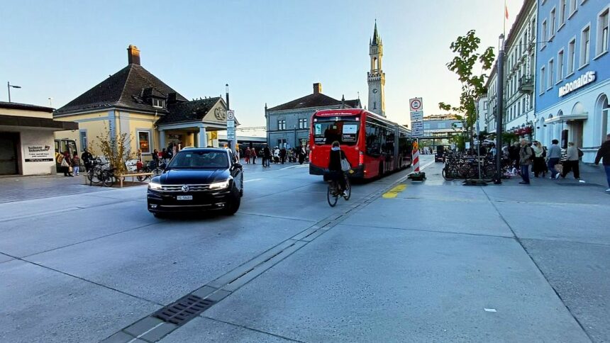 Rowdys auf dem Bahnhofplatz: Stadt knickt ein