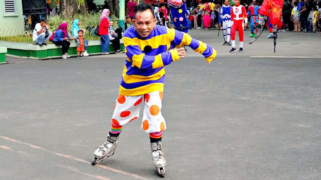 Clown auf rollschuhen ©