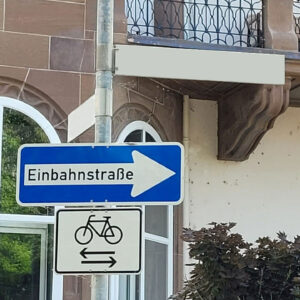 Conrad gröber straße, straßenschild leer, einbahnstraße, fahrrad beide richtungen, straßenumbenennung 2025 06 26 © harald borges