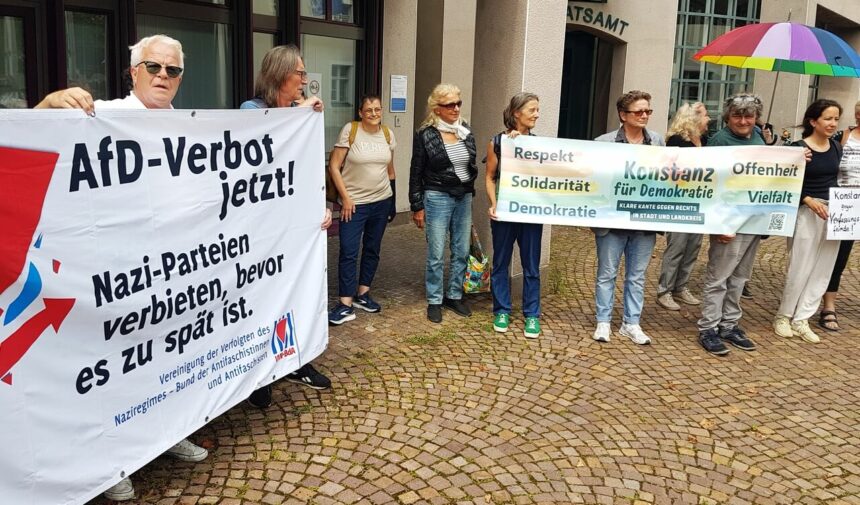 Demo gegen die afd vor dem konstanzer landratsamt beschnitten © holger reile