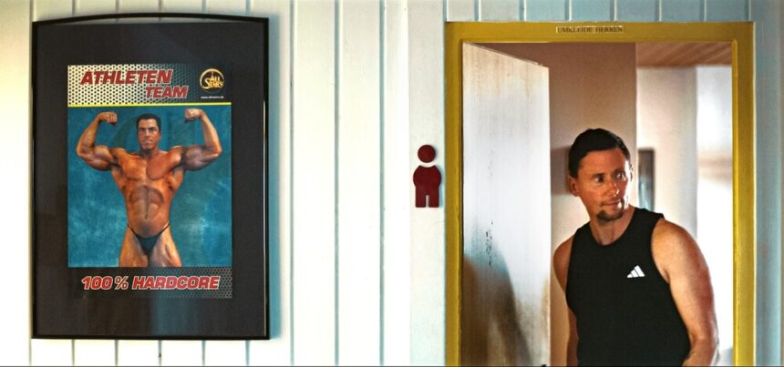 Gabriel betritt das fitnessstudio durch die herrenumkleide © douglas wolfsperger filmproduktion