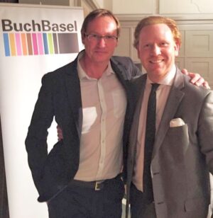 Hans georg hofmann mit daniel hope bei der gemeinsamen präsentation des buchs 'sounds of hollywood' 2015 in basel © privatbesitz