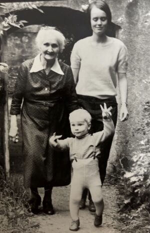 Hans georg hofmann mit urgroßmutter und mutter in kittlitz bei bautzen 1969 © privatbesitz
