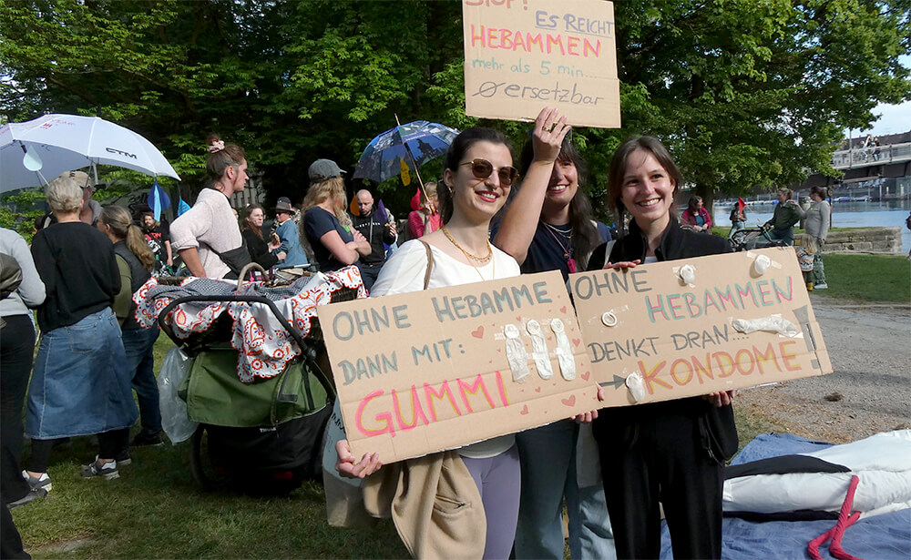 Hebammen demo3 2026 05 05 schilder herosepark © pit wuhrer