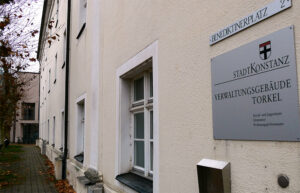 Jugendhilfe schild am torkel benediktinerplatz © pit wuhrer