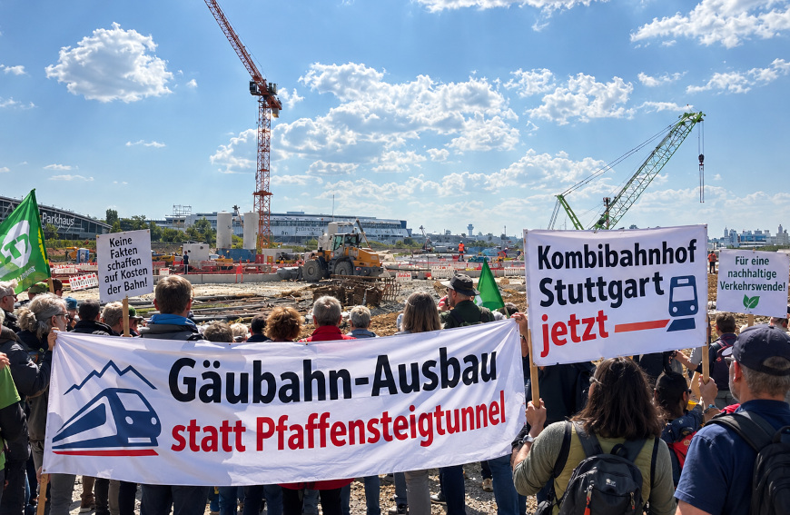 Ki generiertes symbolbild – mögliche demonstration am ort des geplanten tunnelanstichs