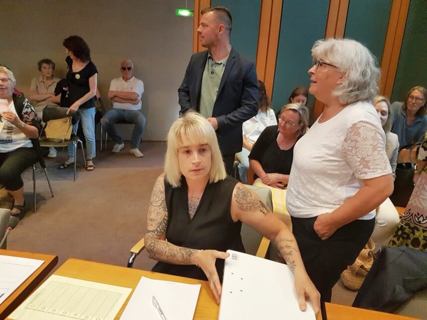 Karin pütz (rechts) und janine steiner (links) bei ihrer vereidigung im kreistag © holger reile