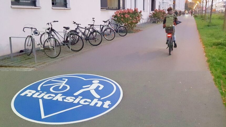 Markierung verkehrszeichen 02a bahnhof petershausen © stadt konstanz