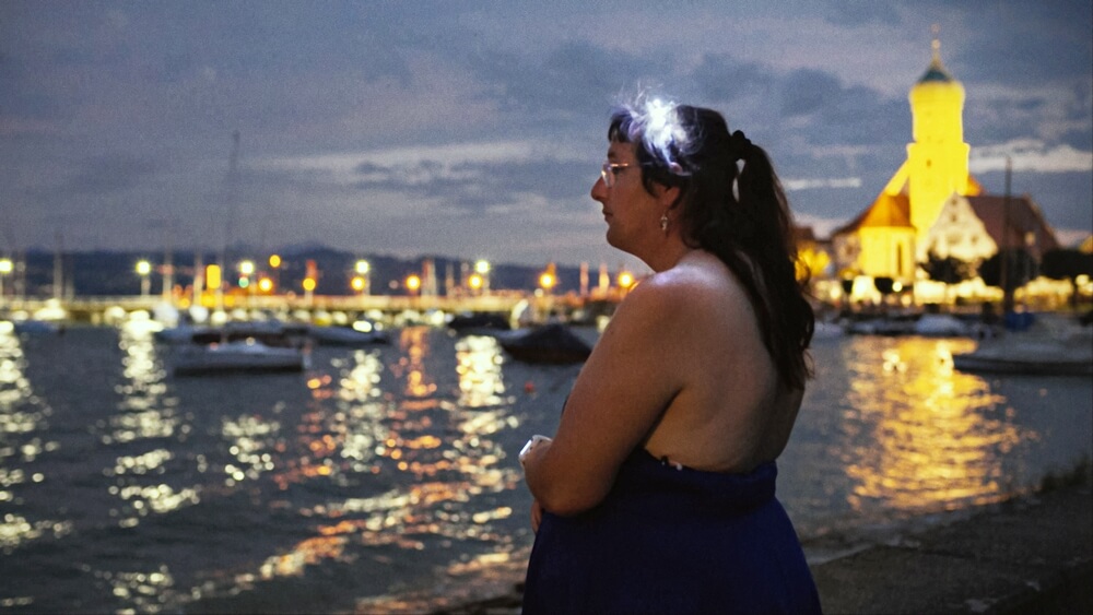 Melina blickt auf den bodensee © douglas wolfsperger filmproduktion