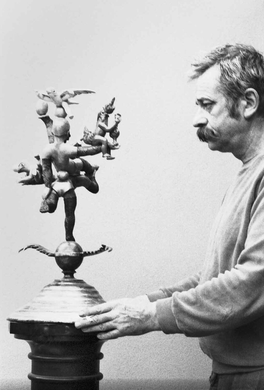Peter diederichs mit seiner skulptur „akrobaten“, 1979 © privatbesitz