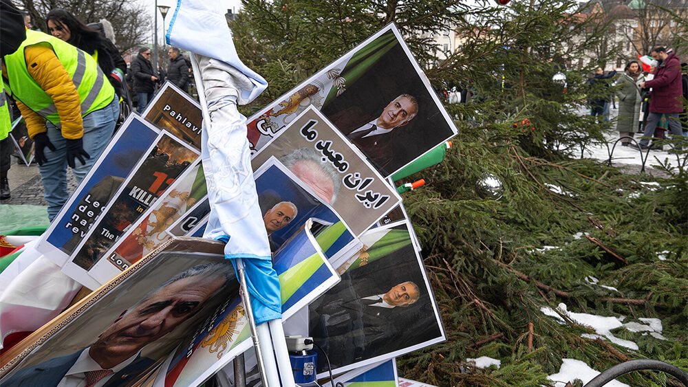 Pro pahlavi plakate nach eine demo in göteborg 2026 01 17 © wikipedia