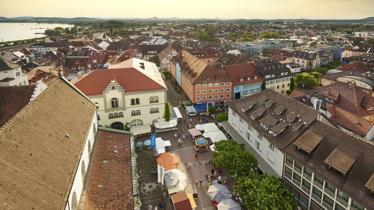 Radolfzell, Münsterblick auf den Abendmarkt und das Rathaus © Bildnachweis: TSR GmbH, Kuhnle + Knödler