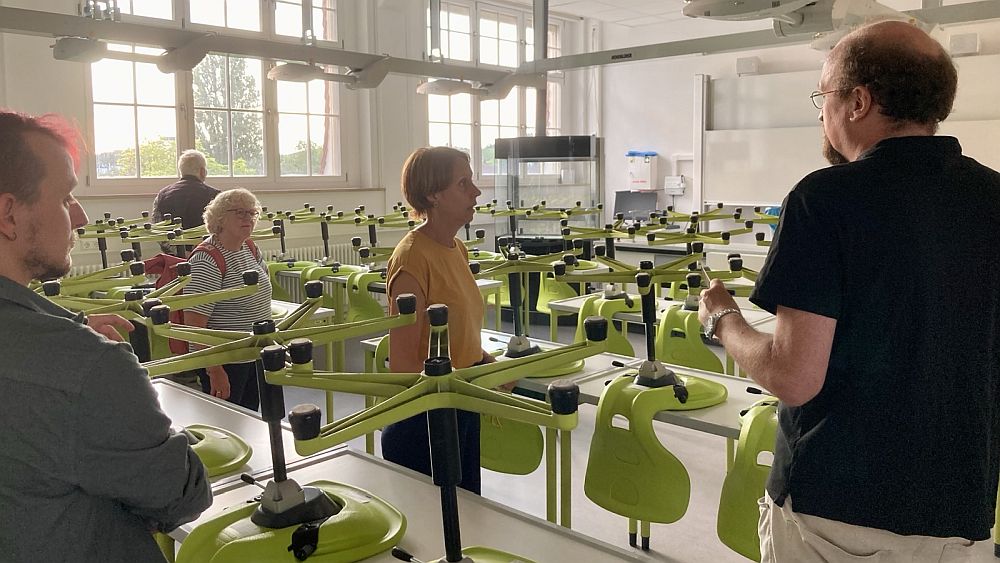 Rektorin simone berwanger zeigt den frisch renovierten chemie fachraum © samuel hofer