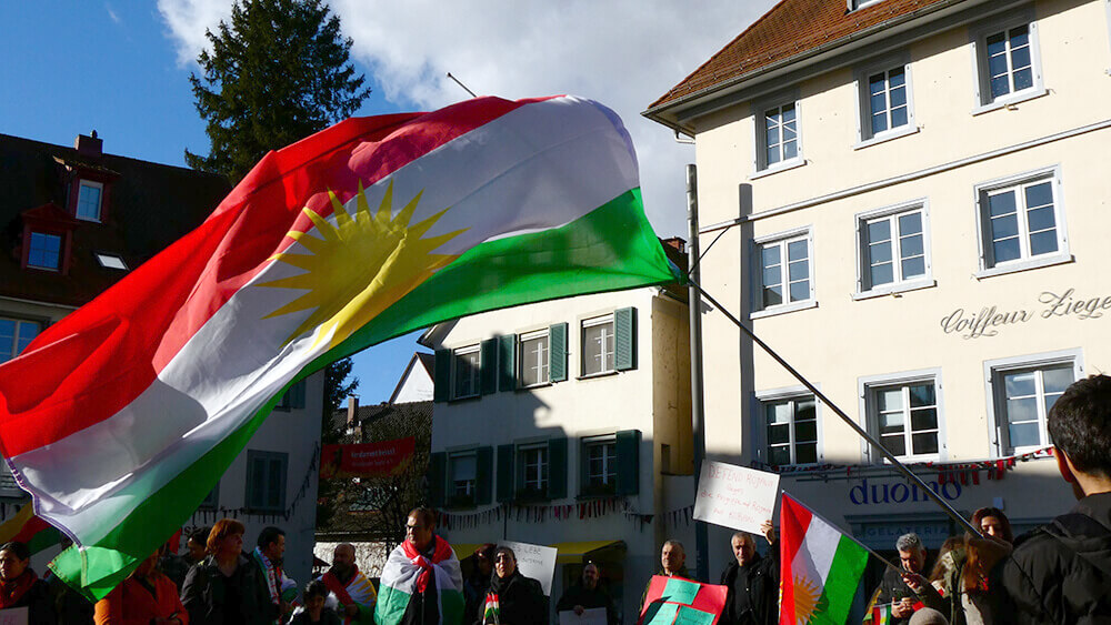 Rojava solidemo münsterplatz konstanz 2026 02 07 fahne – © pit wuhrer