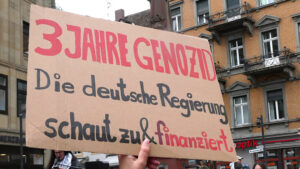 Schild regierung schaut zu gazademo 2026 10 24 © pit wuhrer