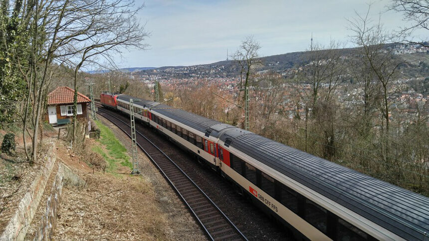Schweizer zug auf der panoramastrecke © wikimedia commons