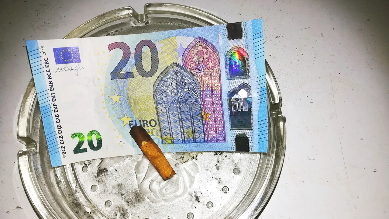 Symbolbild zigarette, kippe, geld, aschenbecher 16 9 © harald borges
