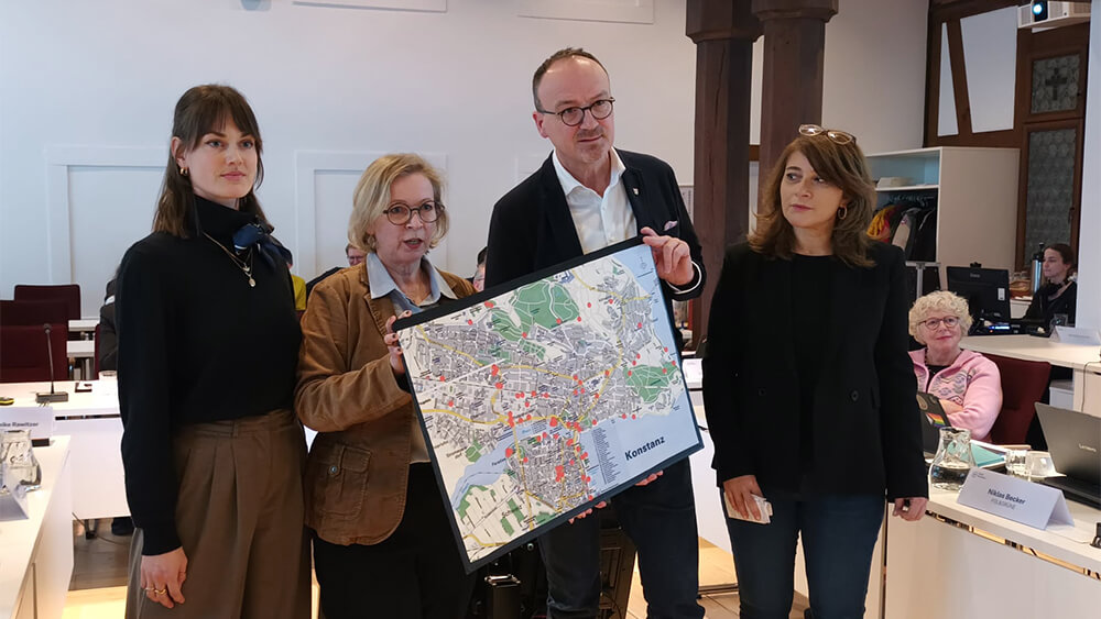 Übergabe tdf stadtplan an ob rebecca teichmann, susanne trunk diedrich, tülün kabakli © rrb